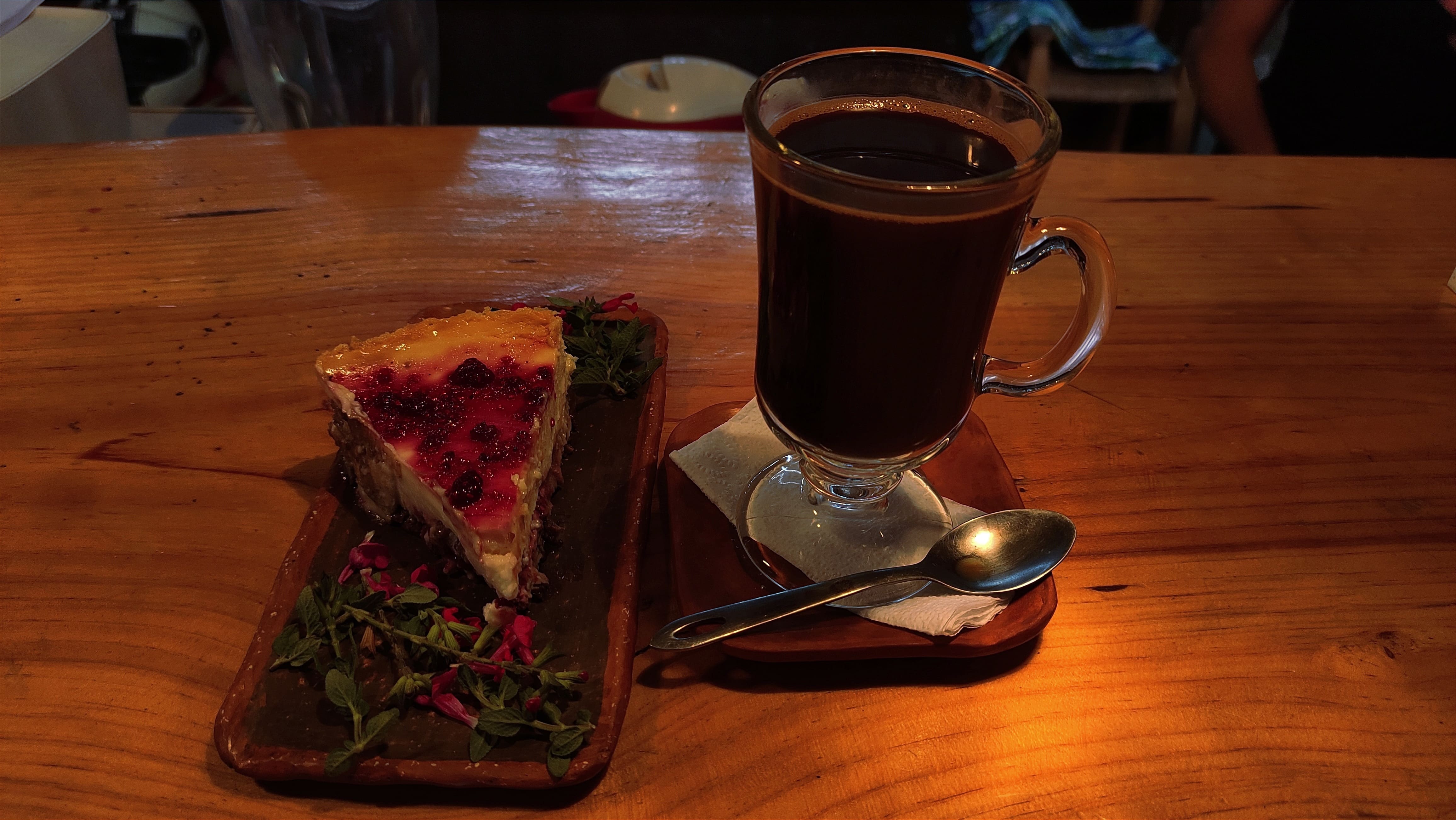 Cheescake de frambuesa acompañado de un café americano